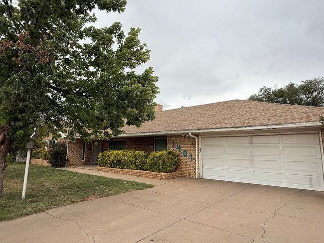 Foto del edificio - 3 Bed 3 Bath spacious home, with extra craft room, Lovely Backyard
