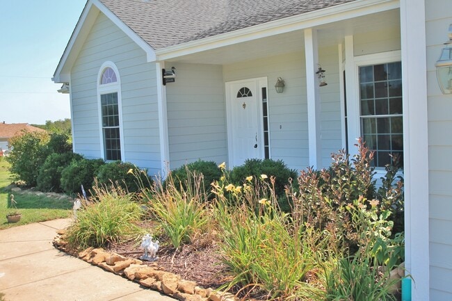 Building Photo - New price! Enjoy country living and seclusion close to town! 24hr notice required prior to showings.