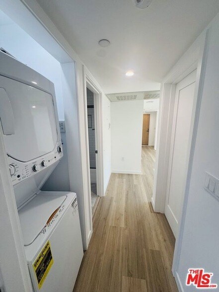 Building Photo - 231 W 85th St