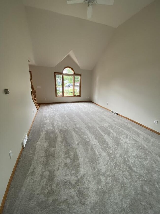 Building Photo - 636 W Briarknoll Ct