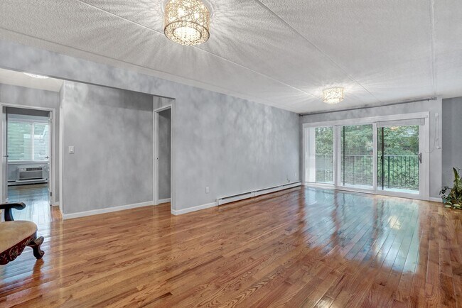 Building Photo - 128 Colonial Pkwy