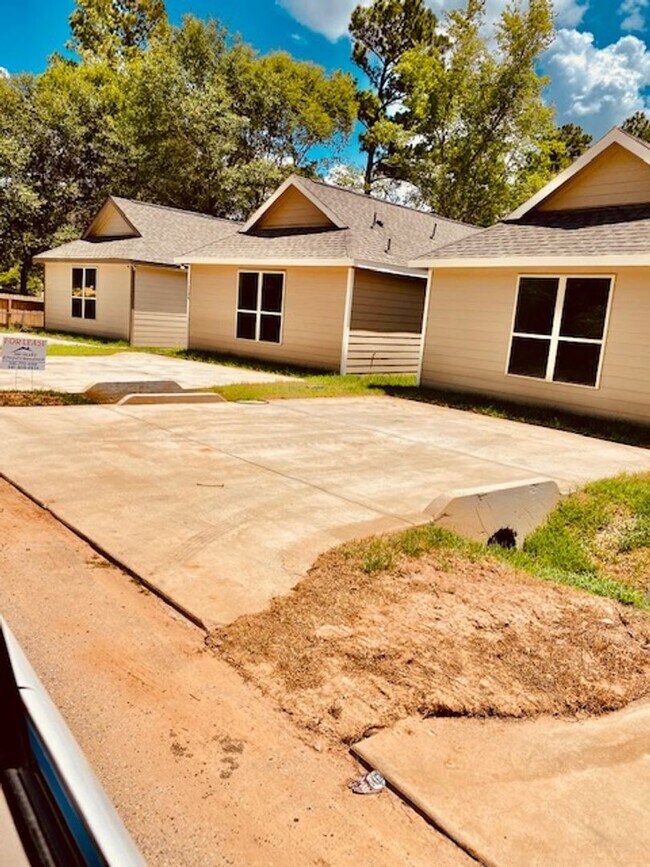 Building Photo - NEW 3 BEDROOM 2 BATH LEASE HOME IN WILLIS