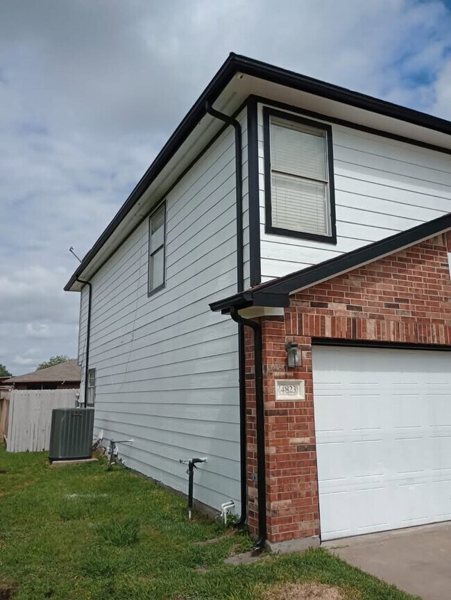 Building Photo - 4823 Ridge Harbor Dr