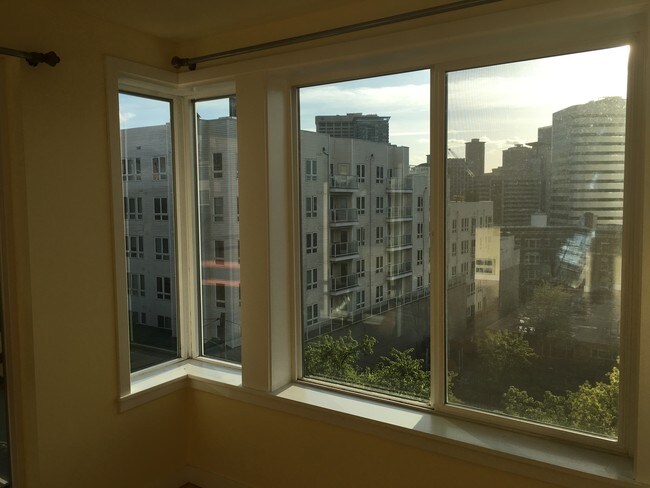 Building Photo - 1700 Bellevue Ave