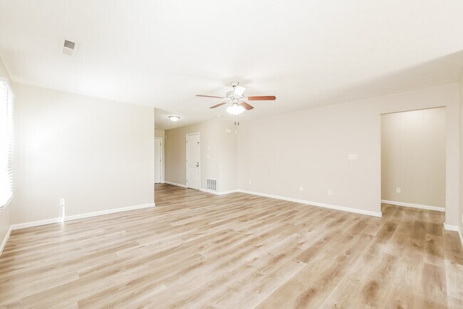 Foto del edificio - 6439 Emerald Springs Dr