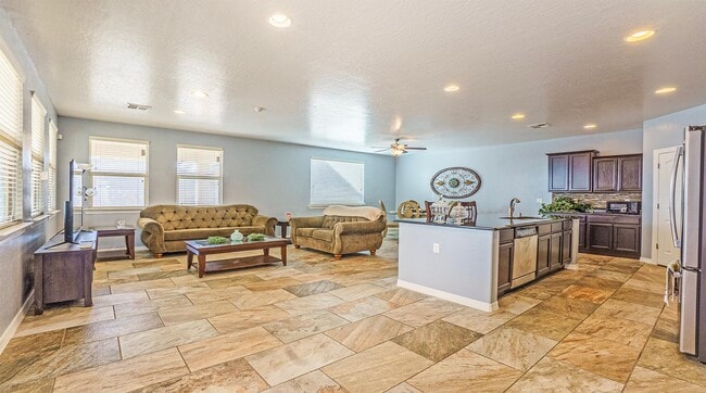 Building Photo - 125 S Manzanita Dr