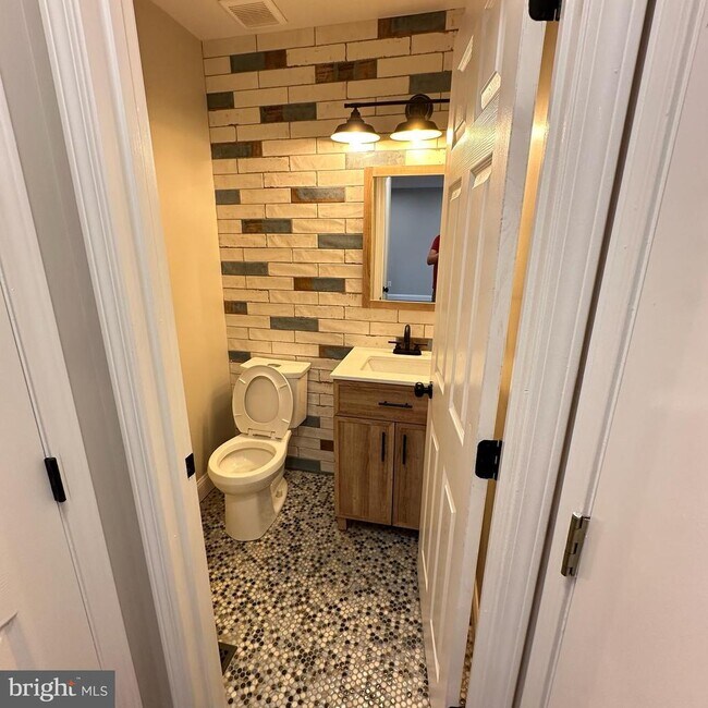 Building Photo - 1650 Mayfield Cir