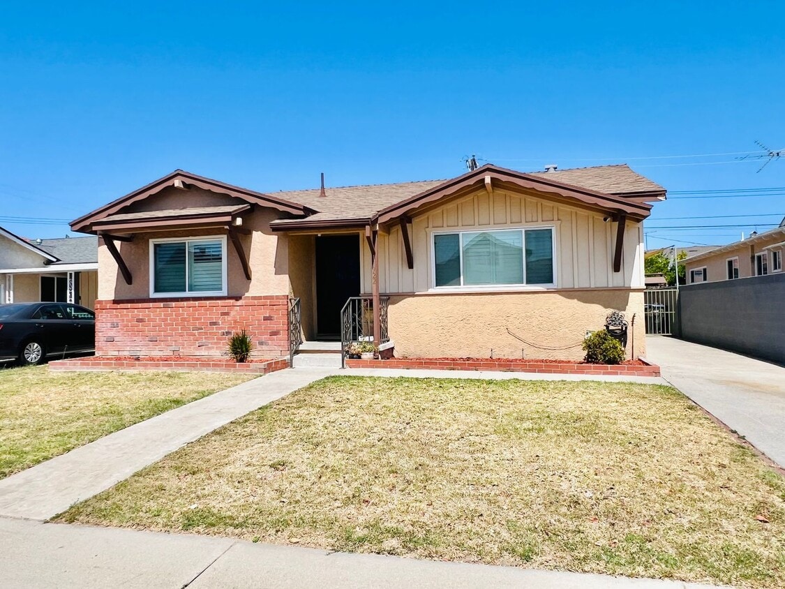 Primary Photo - Charming Home for Lease in a Prime Location