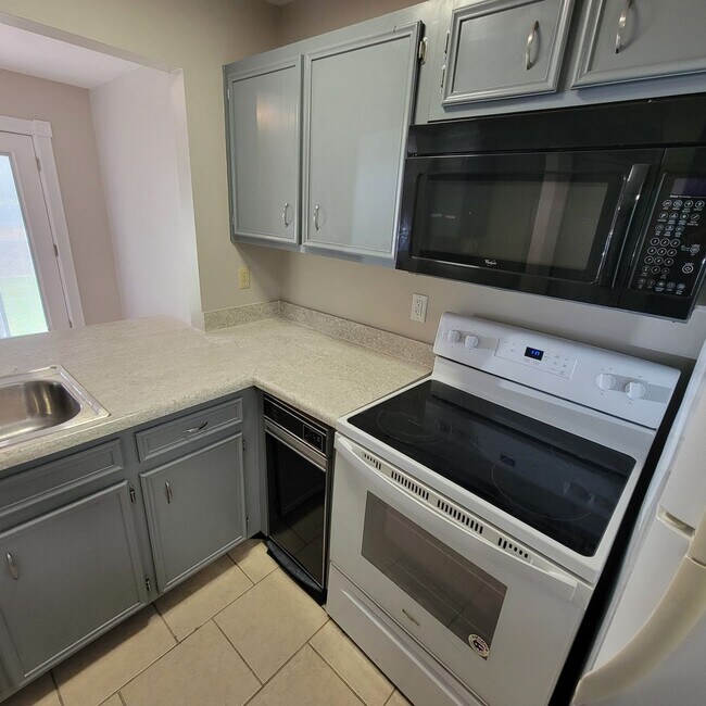 Building Photo - 2/1.5 Townhome-Cookeville City- End Unit