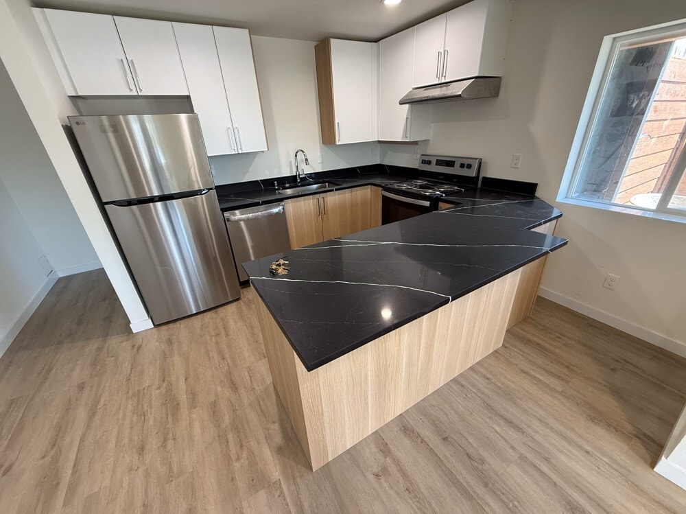 Unidades recientemente renovadas - Kamden Place: Leasing Specials! Balconies,...