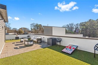 Building Photo - 2424 Memorial Dr SE