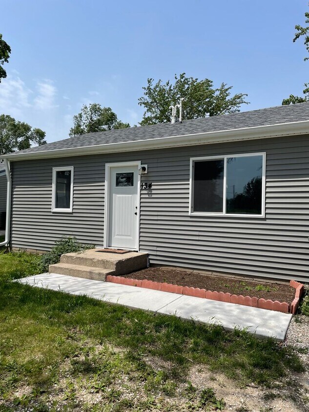 Foto principal - Nice and neat 2 bedroom ranch $795 mo/$795...