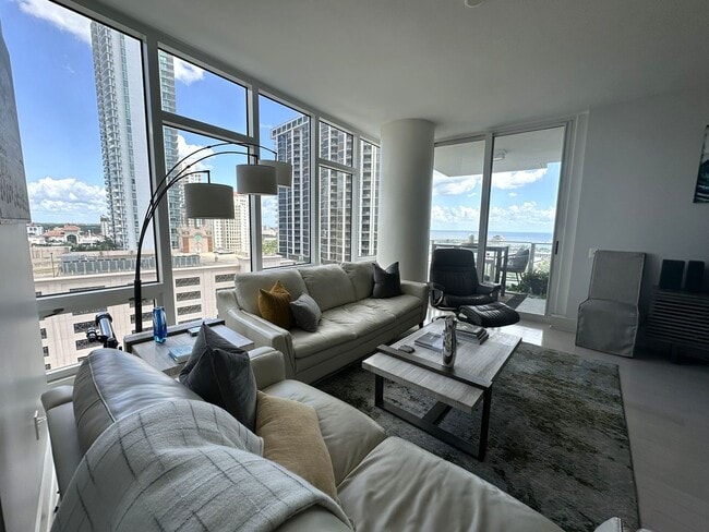 Building Photo - Unfurnished Annual DOWNTOWN ST. PETE - SIG...