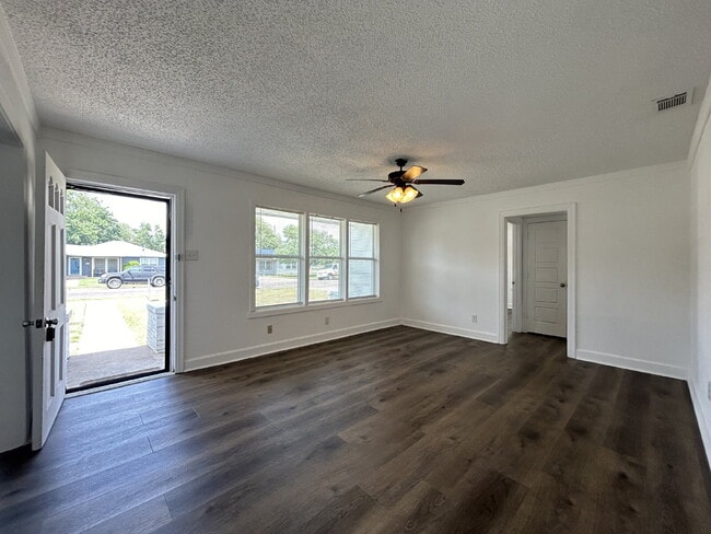 Building Photo - Beautiful Home near Middle School & Park!