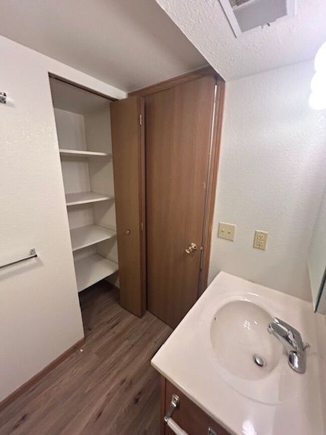 Foto del edificio - 2 bedroom 1 bath top floor apartment - Mov...