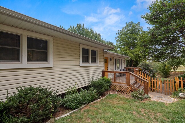 Building Photo - Updated Home West of Asheville