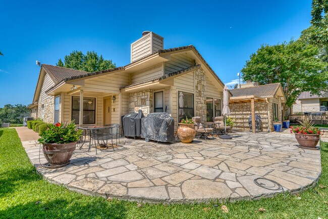 Building Photo - 302 Faultline Dr