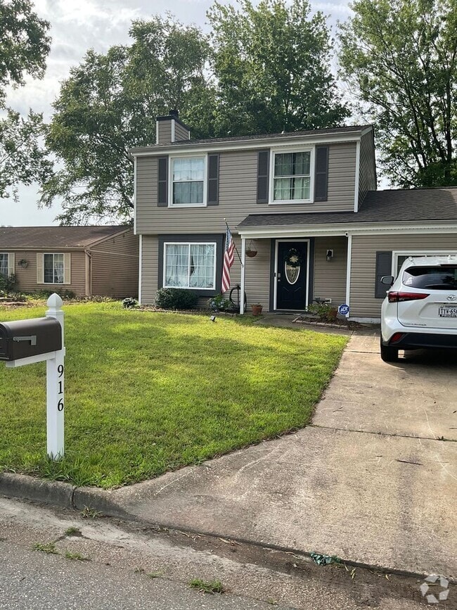 Building Photo - 916 Chatsworth Dr