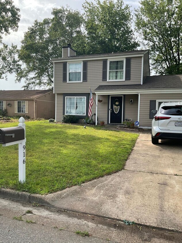 Primary Photo - Lovely Updated 3-Bedroom Home with Spaciou...
