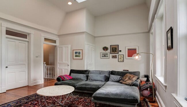 Foto del edificio - 7106 Maple Ave