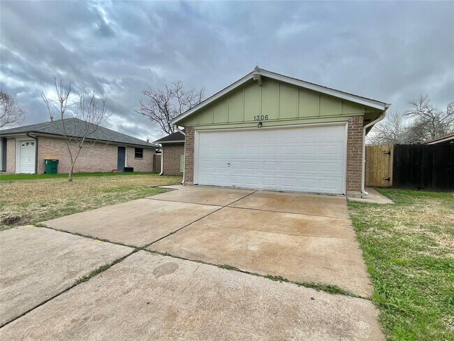 Building Photo - 1306 Kappa St