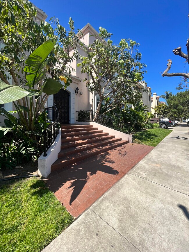 Foto del edificio - 1441 Robinson Ave