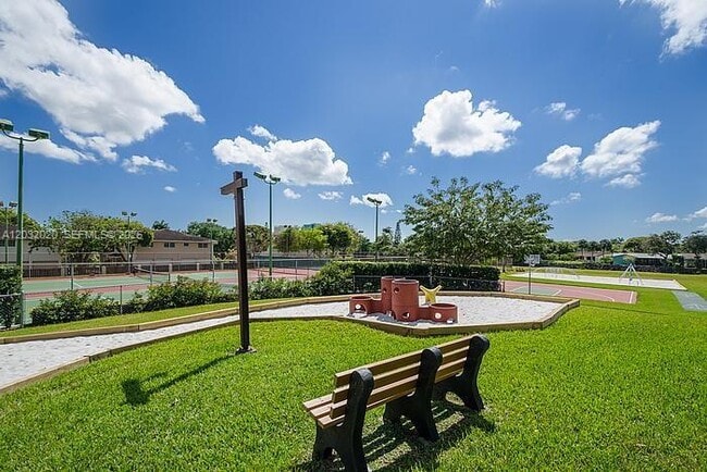 Foto del edificio - 7956 Camino Cir