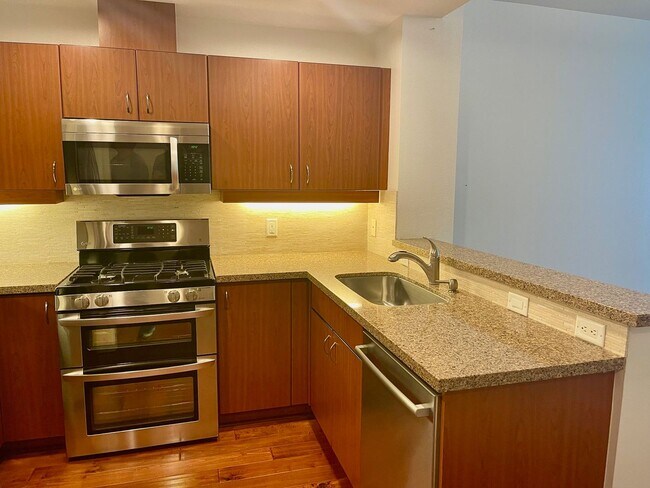 Foto del edificio - Live in the Heart of Little Italy at La Vita — 1 Bed / 1 Bath Condo with Parking, Laundry & Resor...
