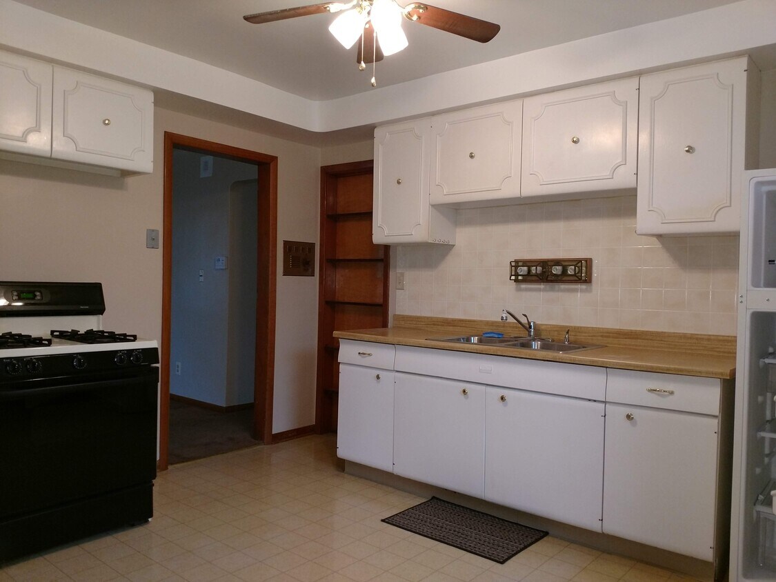 Foto del edificio - 6125 Ridge Rd.