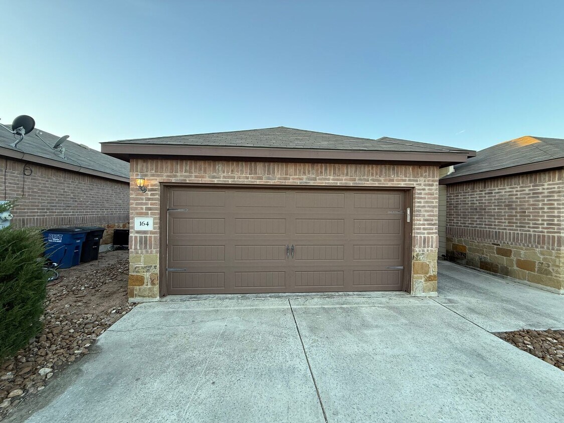 Foto principal - Modern 3bd 2ba Duplex in Prime Location