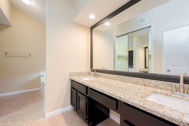 Foto del edificio - 2039 Shorewood Ln