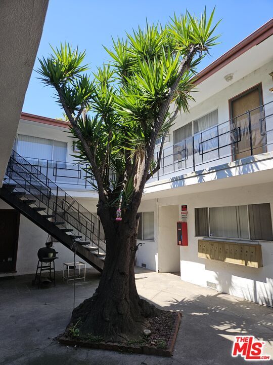 Foto del edificio - 5641 Halbrent Ave