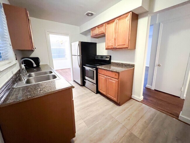 Building Photo - 50's Rambler with 5 BR & 3 BA in One of th...