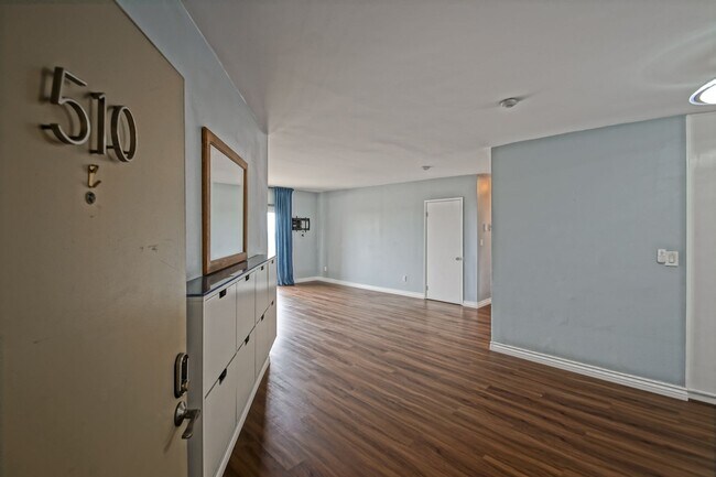 Foto del edificio - Bright & Spacious, Top-Floor 3BR3BA Condo ...