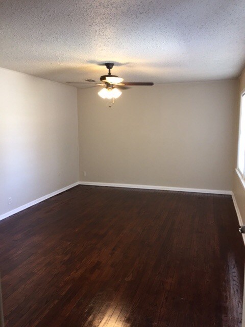 Foto del edificio - PRE-LEASING FOR AUGUST! Cute Cute Cute!! L...