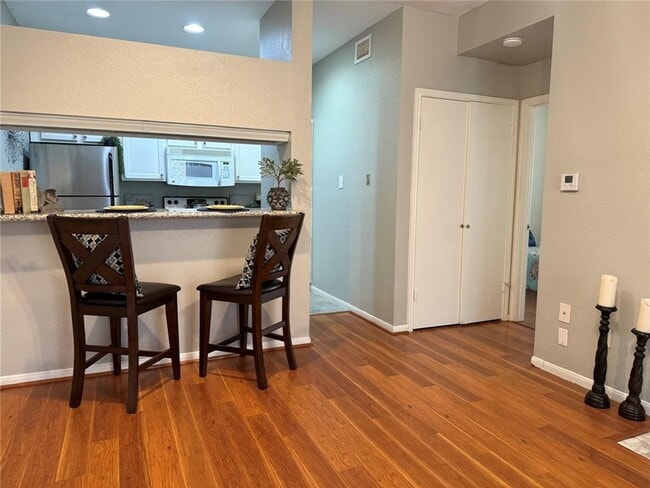 Foto del edificio - Beautiful 2 bedroom 1 bath condo