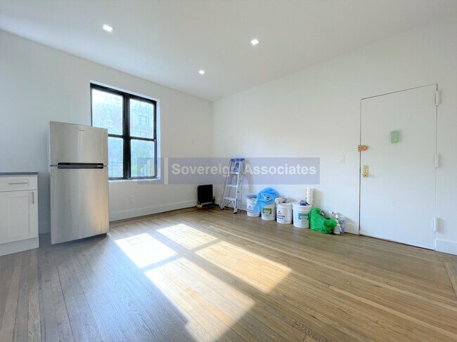 Building Photo - 45 Tiemann Place