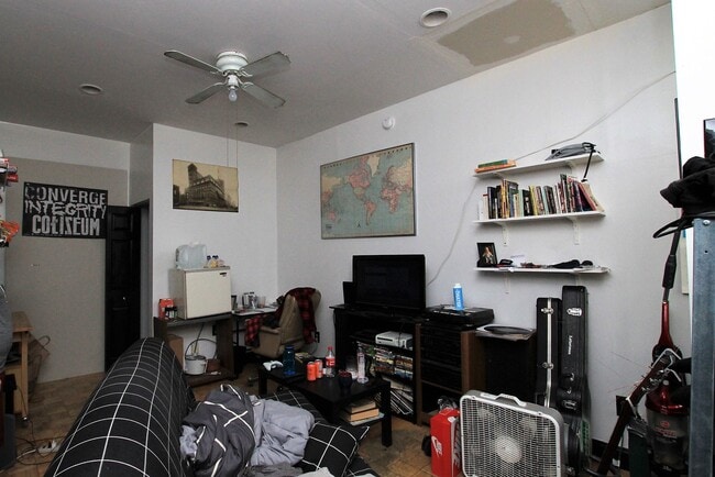 Building Photo - Spacious bedroom in a great area in fishtown.