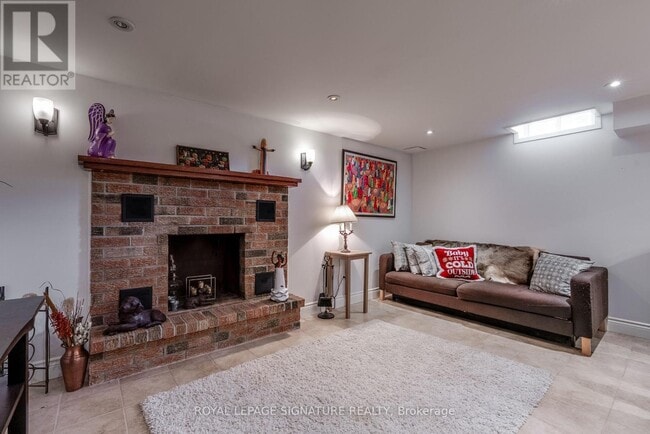 Building Photo - 20 Stonemanse Ct