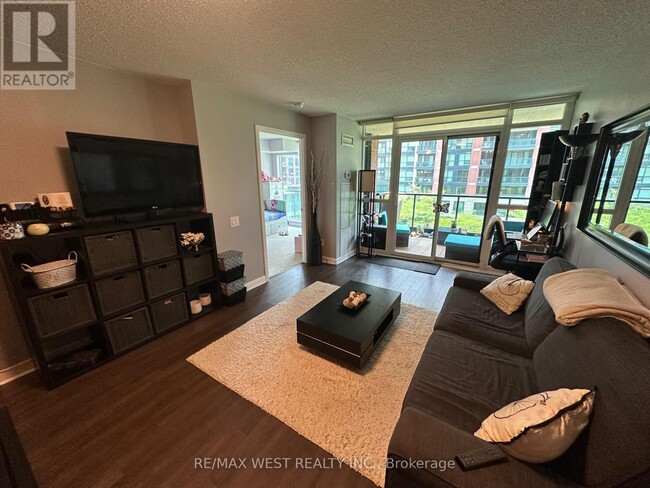 Photo du bâtiment - 525-525 Wilson Ave