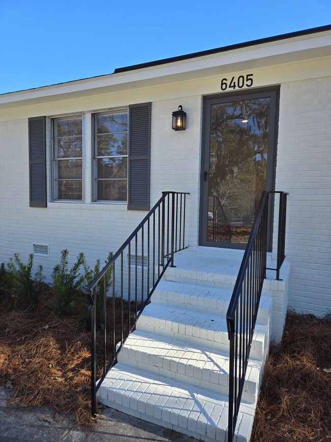 Building Photo - MYRTLE GROVE ROAD - Private Boat Ramp in n...