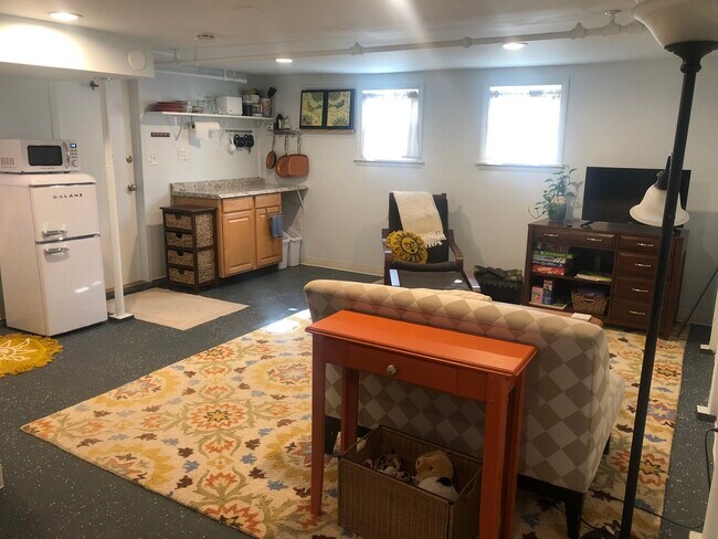 Open floor concept - 2108 Marsh Rd