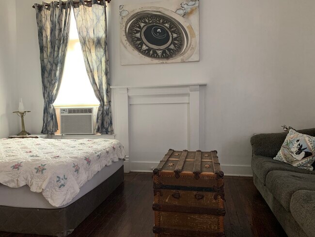 Living/bedroom - 654 Jordan St