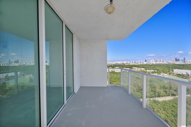 Foto del edificio - 15051 Royal Oaks Ln