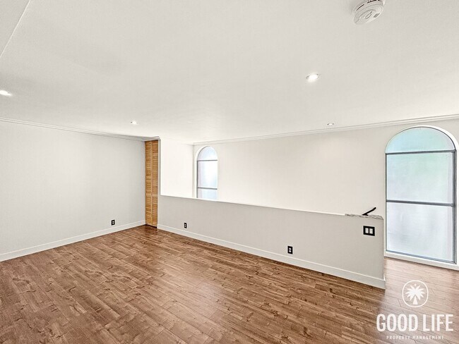 Foto del edificio - Charming 1BD/1BA Condo in College West W/ A/C, Balcony, Office/Bonus Room, Community Pool, Coin O...