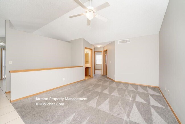 Building Photo - Four Bed Two Bath Duplex Unit Near Highway...