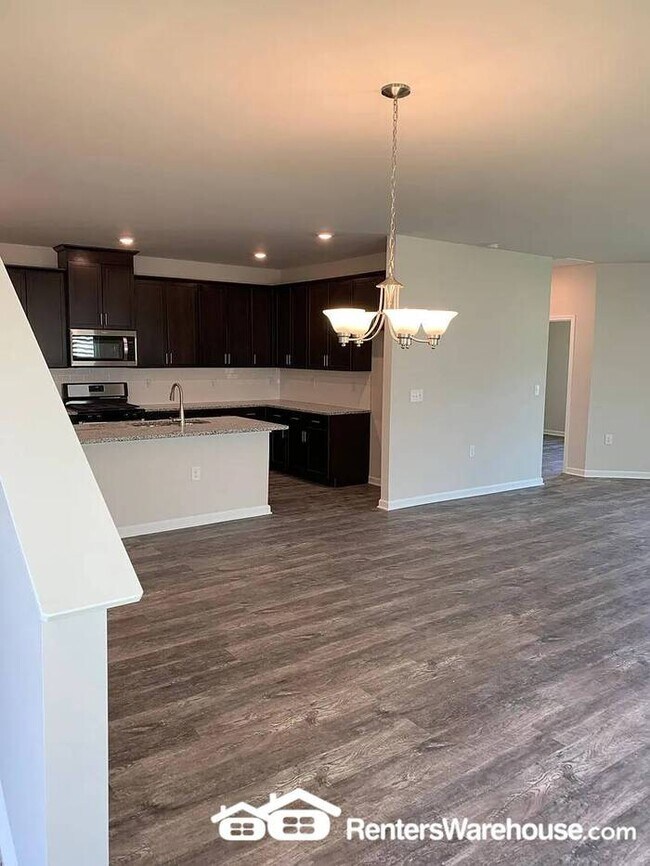 Foto del edificio - Spacious 4-bedroom home with large loft! A...