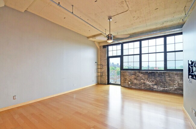 Building Photo - Available ASAP!! Amazing 2 Bedroom 2 Bathr...