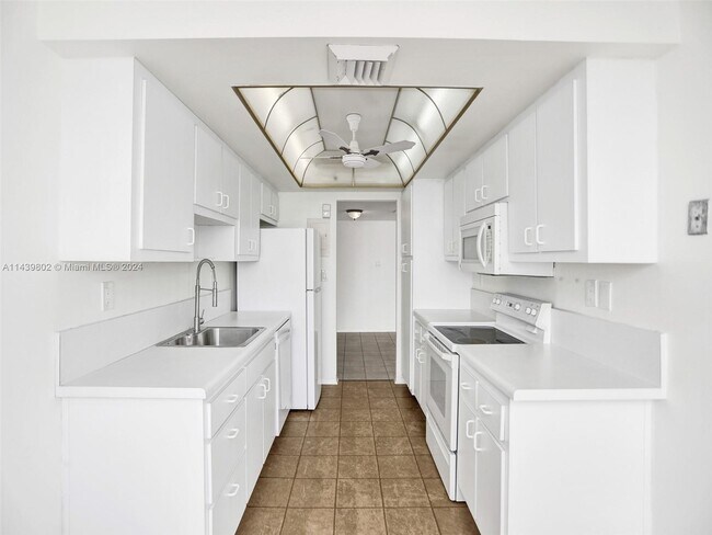 Building Photo - 18031 Biscayne Blvd