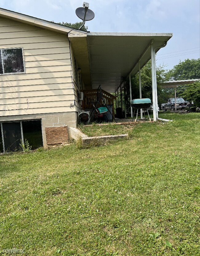 Foto del edificio - 1 br, 1 bath Triplex - 3209 W Court St Apt  3